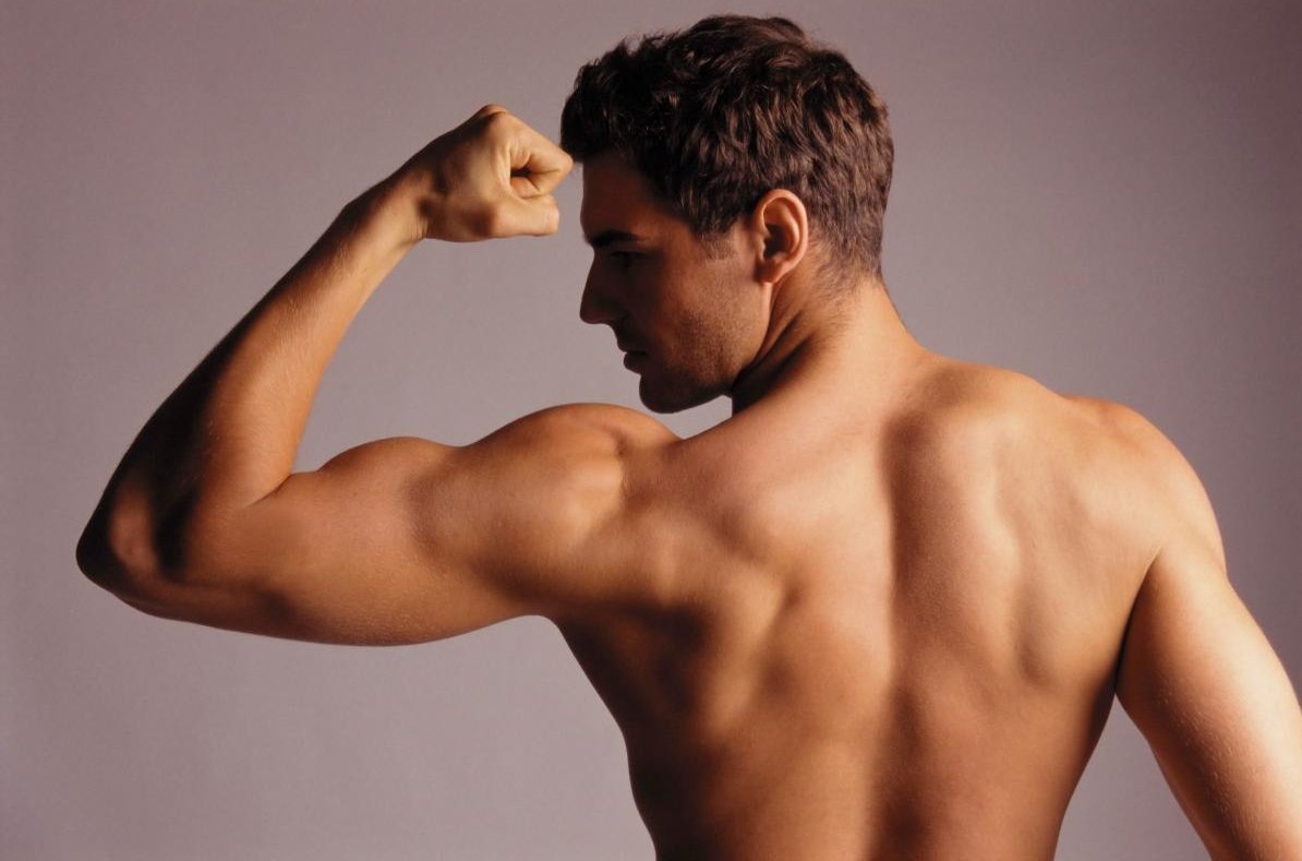 Руки рост мышц. Мужчина со спины. Мужская спина. Красивая спина. Спортивный парень со спины.